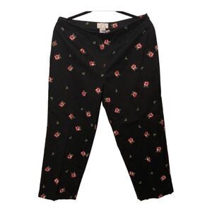 Betu Sport capri’s embroidered hibiscus design